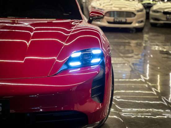 PORSCHE-TAYCAN-2021