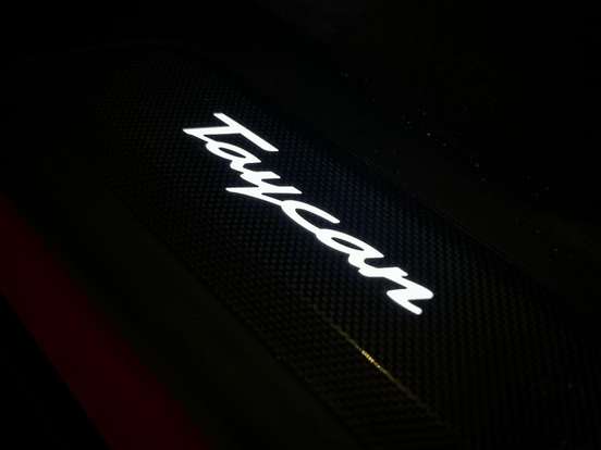 PORSCHE-TAYCAN-2021