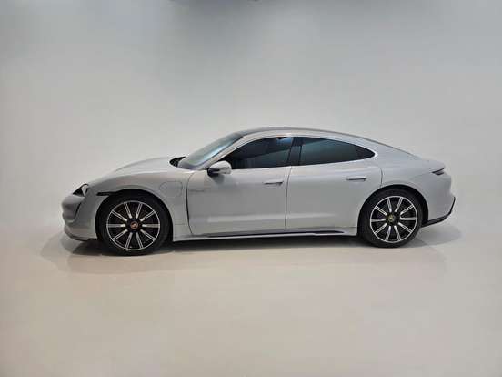 PORSCHE-TAYCAN-2021