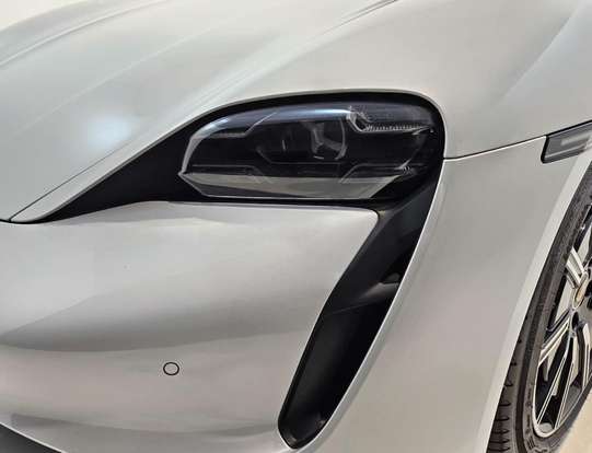 PORSCHE-TAYCAN-2021
