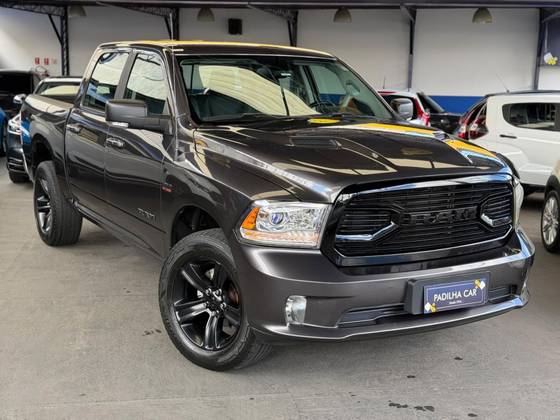 RAM CLASSIC 5.7 V8 GASOLINA LARAMIE NIGHT EDITION CD 4X4 AUTOMÁTICO