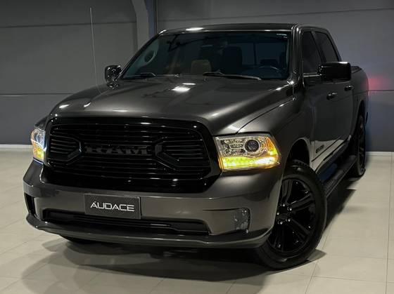 RAM CLASSIC 5.7 V8 GASOLINA LARAMIE NIGHT EDITION CD 4X4 AUTOMÁTICO