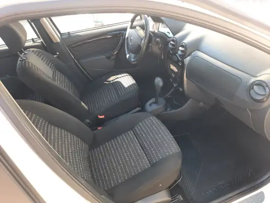 RENAULT-SANDERO-2013