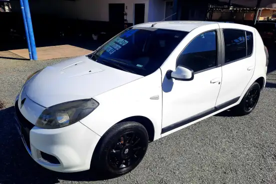 RENAULT-SANDERO-2013