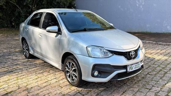 TOYOTA ETIOS 1.5 PLATINUM SEDAN 16V FLEX 4P AUTOMÁTICO