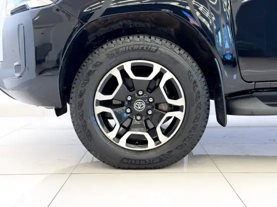 TOYOTA-HILUX-2.8 D-4D TURBO DIESEL CD SRV 4X4 AUTOMÁTICO TOYOTA-HILUX-2025