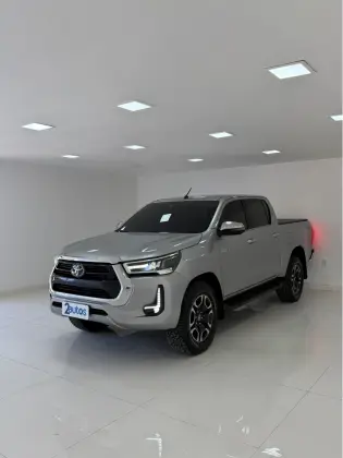 TOYOTA HILUX 2.8 D-4D TURBO DIESEL CD SRX 4X4 AUTOMÁTICO
