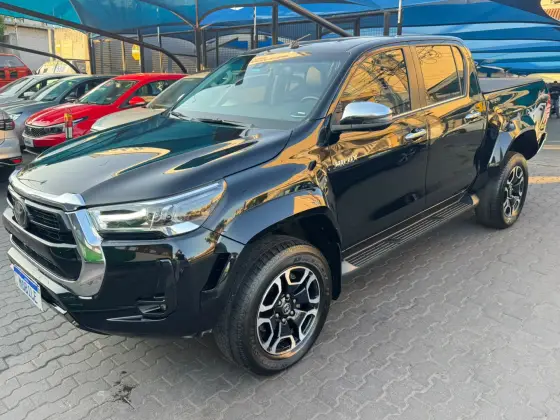 TOYOTA HILUX 2.8 D-4D TURBO DIESEL CD SRX PLUS 4X4 AUTOMÁTICO