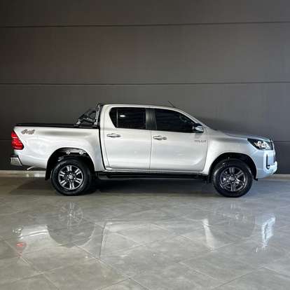 TOYOTA-HILUX-2.8 D-4D TURBO DIESEL CD SR 4X4 AUTOMÁTICO TOYOTA-HILUX-2023