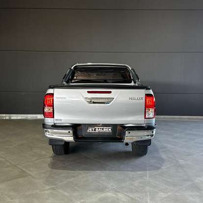 TOYOTA-HILUX-2.8 D-4D TURBO DIESEL CD SR 4X4 AUTOMÁTICO TOYOTA-HILUX-2023