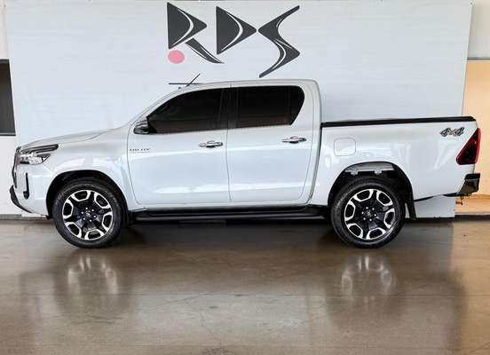 TOYOTA-HILUX-2.8 D-4D TURBO DIESEL CD SRX 4X4 AUTOMÁTICO TOYOTA-HILUX-2022