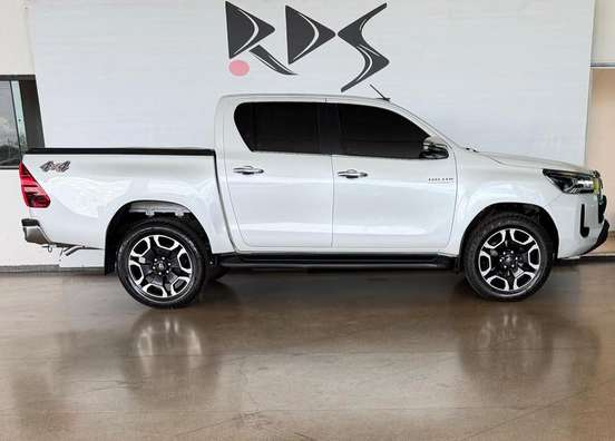 TOYOTA-HILUX-2.8 D-4D TURBO DIESEL CD SRX 4X4 AUTOMÁTICO TOYOTA-HILUX-2022