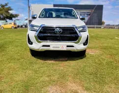 TOYOTA HILUX 2.8 D-4D TURBO DIESEL CD SRX 4X4 AUTOMÁTICO TOYOTA HILUX 2.8 D-4D TURBO DIESEL CD SRX 4X4 AUTOMÁTICO