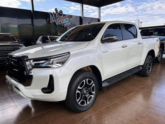 TOYOTA HILUX 2.8 D-4D TURBO DIESEL CD SRX 4X4 AUTOMÁTICO