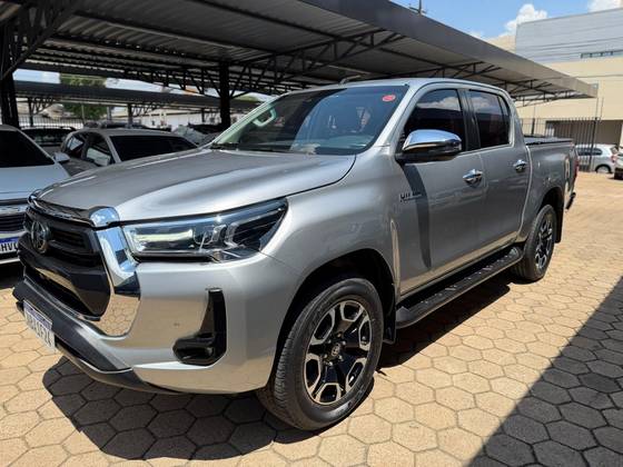TOYOTA HILUX 2.8 D-4D TURBO DIESEL CD SRX 4X4 AUTOMÁTICO