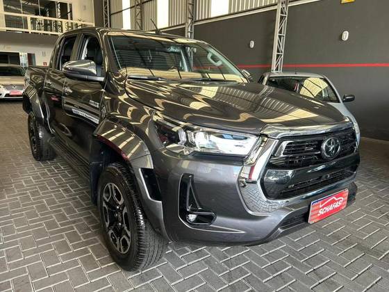 TOYOTA HILUX 2.8 D-4D TURBO DIESEL CD SRX PLUS 4X4 AUTOMÁTICO