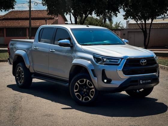 TOYOTA HILUX 2.8 D-4D TURBO DIESEL CD SRX PLUS 4X4 AUTOMÁTICO