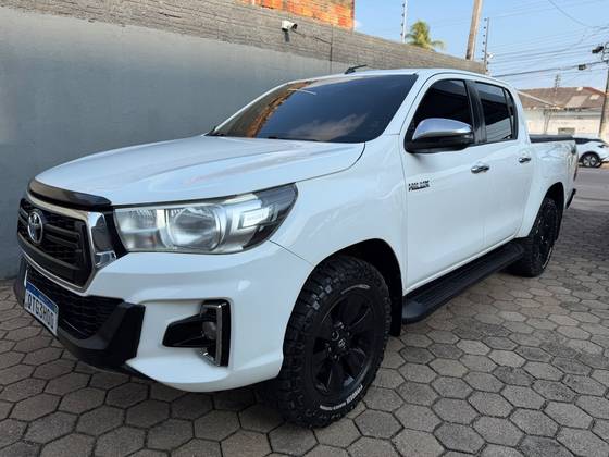 TOYOTA HILUX 2.8 SR 4X4 CD 16V DIESEL 4P AUTOMÁTICO