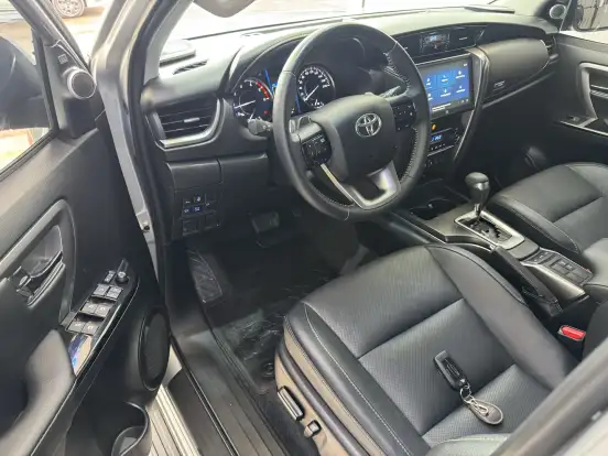 TOYOTA-HILUX SW4-2025