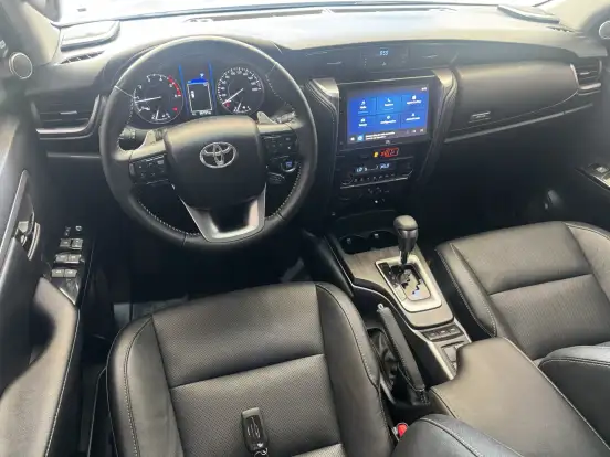 TOYOTA-HILUX SW4-2025