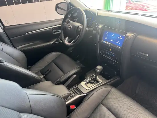 TOYOTA-HILUX SW4-2.8 D-4D TURBO DIESEL SRX PLATINUM 7L 4X4 AUTOMÁTICO TOYOTA-HILUX SW4-2025