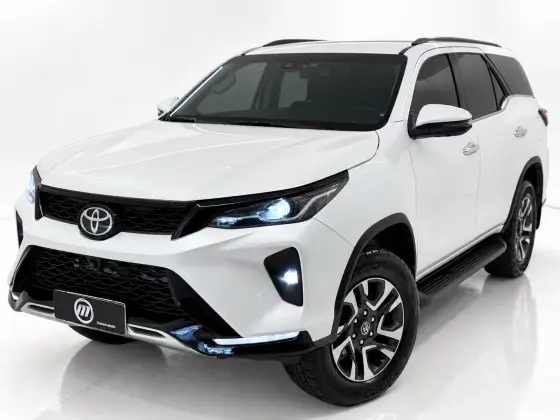 TOYOTA HILUX SW4 2.8 D-4D TURBO DIESEL SRX PLATINUM 7L 4X4 AUTOMÁTICO