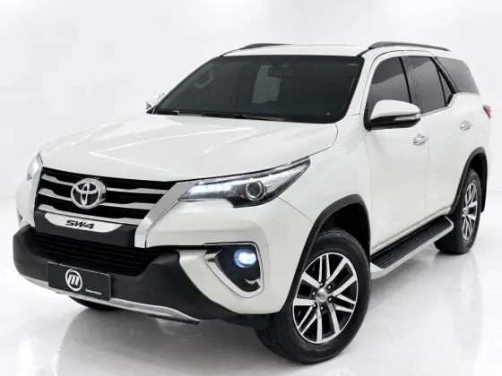 TOYOTA HILUX SW4 2.8 SRX 4X4 7 LUGARES 16V TURBO INTERCOOLER DIESEL 4P AUTOMÁTICO