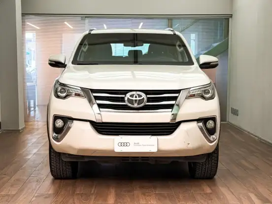 TOYOTA-HILUX SW4-2.8 SRX 4X4 7 LUGARES 16V TURBO INTERCOOLER DIESEL 4P AUTOMÁTICO TOYOTA-HILUX SW4-2017
