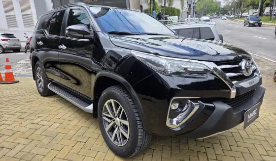 TOYOTA HILUX SW4 2.8 SRX 4X4 7 LUGARES 16V TURBO INTERCOOLER DIESEL 4P AUTOMÁTICO