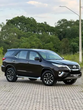TOYOTA HILUX SW4 2.8 SRX DIAMOND 4X4 7 LUGARES 16V TURBO INTERCOOLER DIESEL 4P AUTOMÁTICO