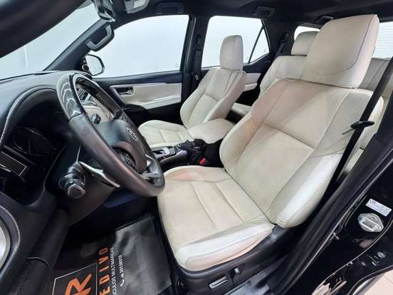 TOYOTA-HILUX SW4-2024