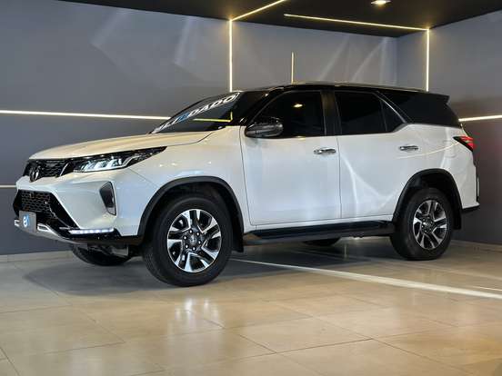 TOYOTA-HILUX SW4-2025