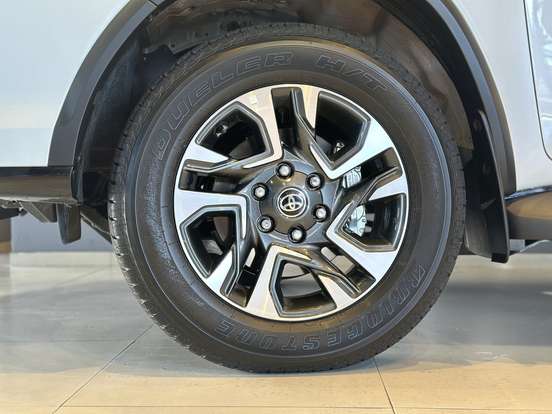 TOYOTA-HILUX SW4-2025