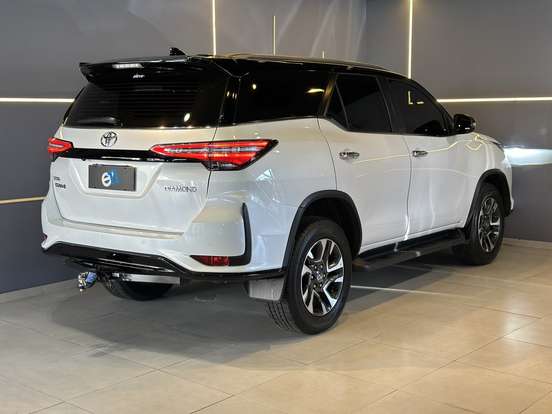 TOYOTA-HILUX SW4-2025