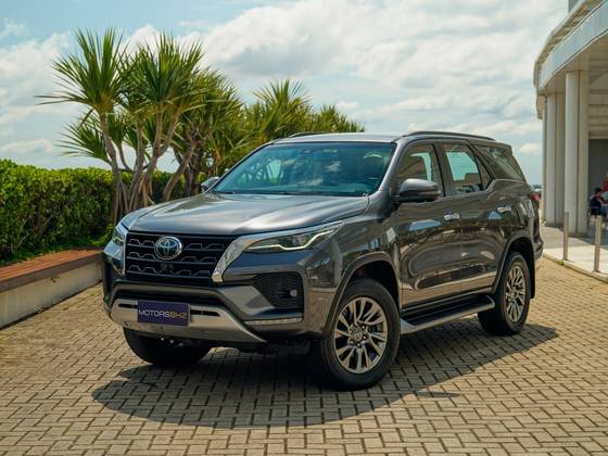 TOYOTA HILUX SW4 2.8 D-4D TURBO DIESEL SRX 4X4 AUTOMÁTICO