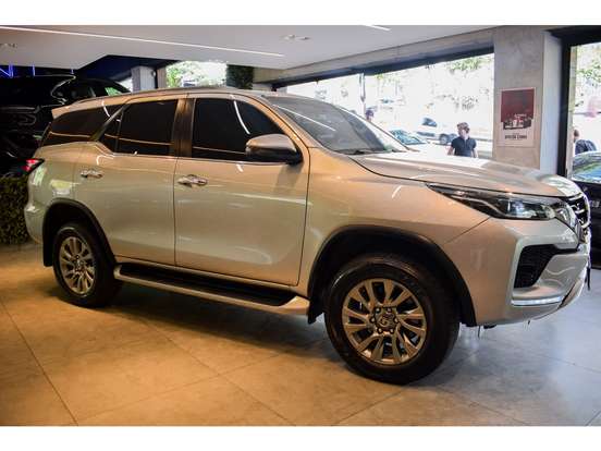 TOYOTA-HILUX SW4-2.8 D-4D TURBO DIESEL SRX 7L 4X4 AUTOMÁTICO TOYOTA-HILUX SW4-2023