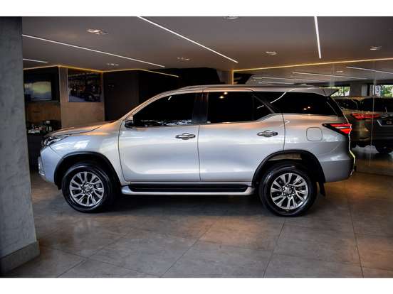 TOYOTA-HILUX SW4-2.8 D-4D TURBO DIESEL SRX 7L 4X4 AUTOMÁTICO TOYOTA-HILUX SW4-2023
