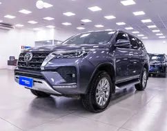 TOYOTA HILUX SW4 2.8 D-4D TURBO DIESEL SRX 7L 4X4 AUTOMÁTICO TOYOTA HILUX SW4 2.8 D-4D TURBO DIESEL SRX 7L 4X4 AUTOMÁTICO