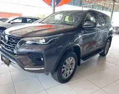 TOYOTA HILUX SW4 2.8 D-4D TURBO DIESEL SRX 7L 4X4 AUTOMÁTICO TOYOTA HILUX SW4 2.8 D-4D TURBO DIESEL SRX 7L 4X4 AUTOMÁTICO