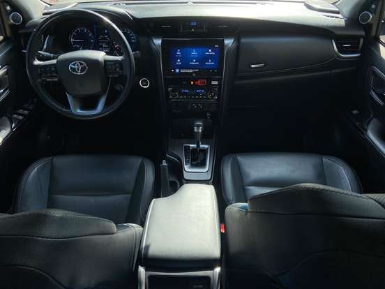 TOYOTA-HILUX SW4-2023