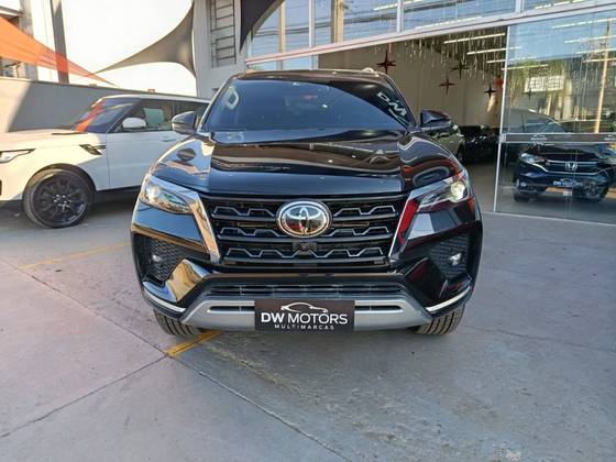 TOYOTA HILUX SW4 2.8 D-4D TURBO DIESEL SRX 7L 4X4 AUTOMÁTICO