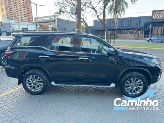 TOYOTA-HILUX SW4-2.8 D-4D TURBO DIESEL SRX 7L 4X4 AUTOMÁTICO TOYOTA-HILUX SW4-2023