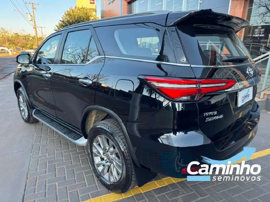 TOYOTA-HILUX SW4-2.8 D-4D TURBO DIESEL SRX 7L 4X4 AUTOMÁTICO TOYOTA-HILUX SW4-2023
