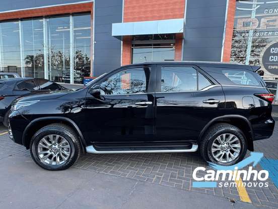 TOYOTA-HILUX SW4-2.8 D-4D TURBO DIESEL SRX 7L 4X4 AUTOMÁTICO TOYOTA-HILUX SW4-2023
