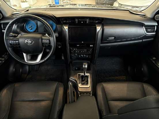 TOYOTA-HILUX SW4-2024