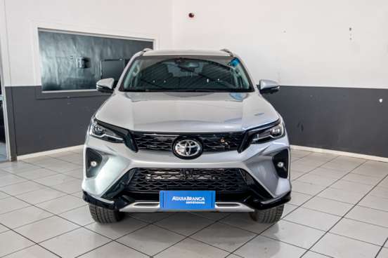 TOYOTA-HILUX SW4-2024
