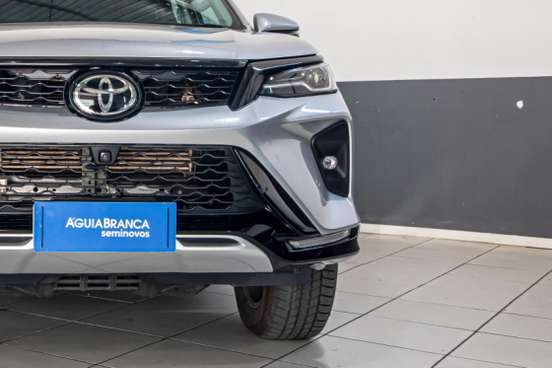 TOYOTA-HILUX SW4-2024