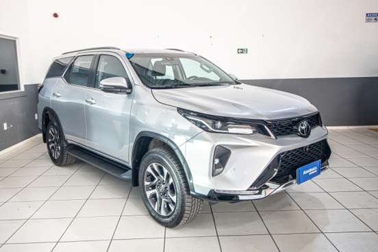 TOYOTA-HILUX SW4-2024