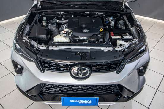 TOYOTA-HILUX SW4-2024