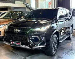 TOYOTA HILUX SW4 2.8 D-4D TURBO DIESEL SRX PLATINUM 7L 4X4 AUTOMÁTICO TOYOTA HILUX SW4 2.8 D-4D TURBO DIESEL SRX PLATINUM 7L 4X4 AUTOMÁTICO